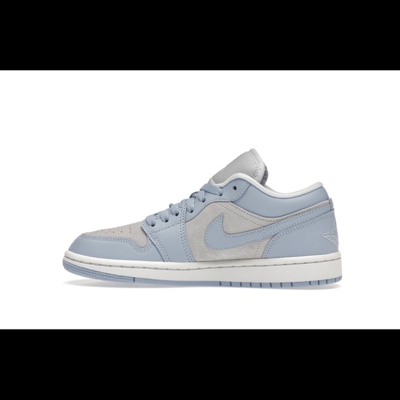 Women’s Jordan 1 Low 🔥❌SOLD❌ - Picture 2 of 5